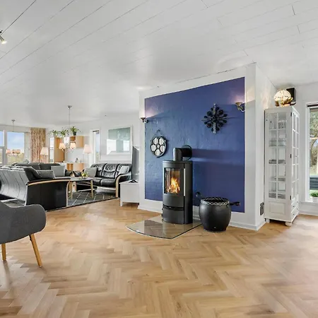 Holiday home Beautiful In Ringkbing With 7 Bedrooms, Wifi And Private Swimming Pool