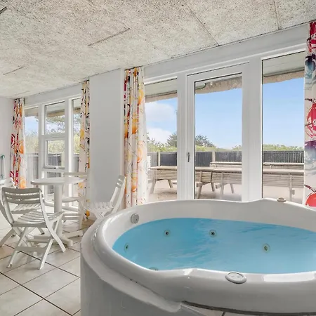 Holiday home Beautiful In Ringkbing With 7 Bedrooms, Wifi And Private Swimming Pool Klegod